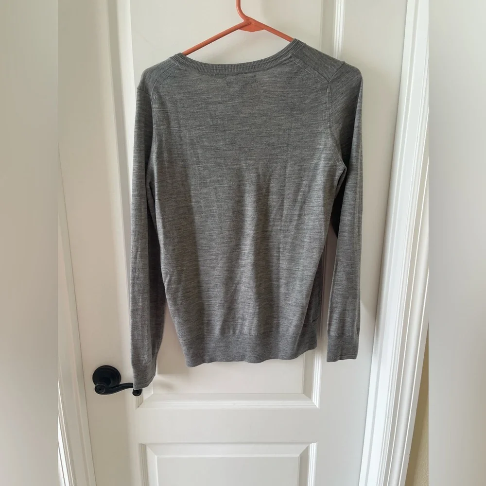 Banana Republic Men’s 100% Merino Wool Gray V-Neck Sweater Lightweight Knit